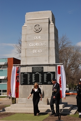 Silver Cross Mother Susan Shipway and Comrade John Miller after the unveiling.